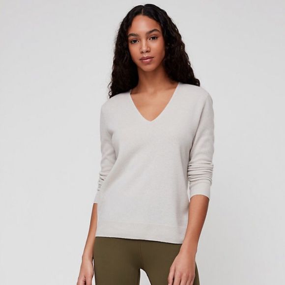 Aritzia Sweaters - THE GROUP BABATON Aritzia Luxe Cashmere V-neck Sweater Size Small